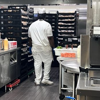Kopp's Frozen Custard - Unsanitary Employee - Ice Cream & Frozen Yogurt Near Me - Glendale, Wisconsin