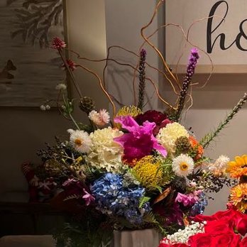 Jazzy Flowers - Large seasonal bouquet for kitchen island - Florists Near Me - Chicago, Illinois Jazzy Flowers - Large seasonal bouquet for kitchen island - Florists Near Me - Chicago, Illinois