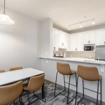 Sandman Signature Surrey-Guildford Suites - Guestroom - Hotels Near Me - Surrey, British Columbia