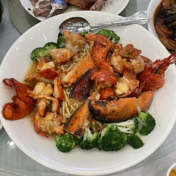 HL Peninsula Restaurant - Steamed Lobster in Garlic Over Flat Noodle - Dim Sum Near Me - Milpitas, California