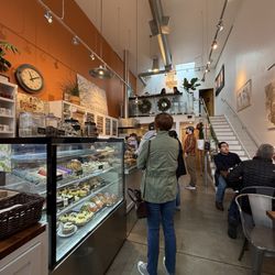 Le Paris Artisan & Gourmet Cafe - Line to order