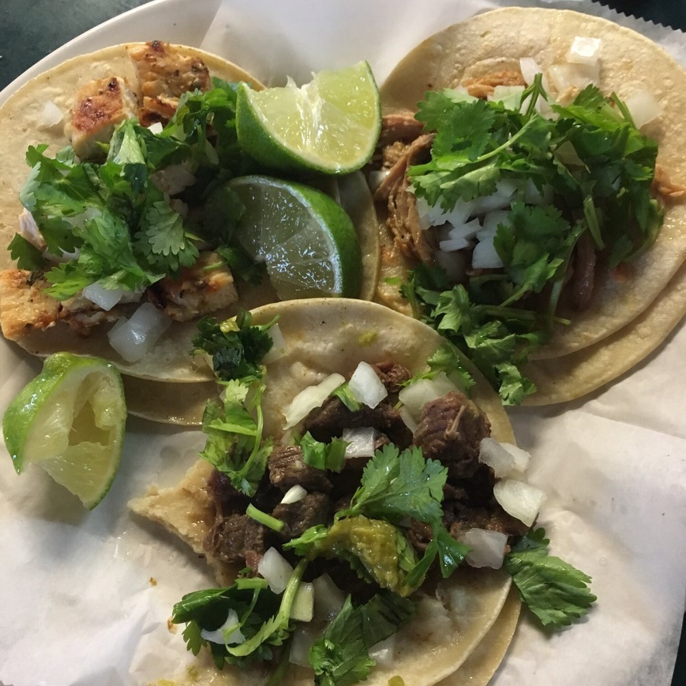 Tacos de pollo, carne, and cerdo Tacos de pollo, carne, and cerdo