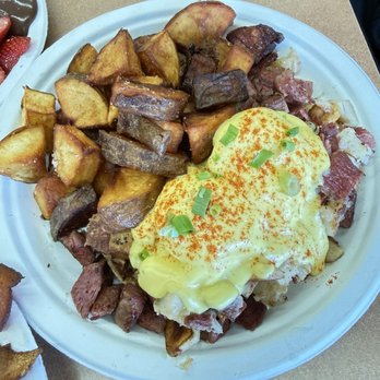Button Up Cafe - Corn Beef Hash Eggs Benny - Breakfast & Brunch Near Me - Pearl City, Hawaii