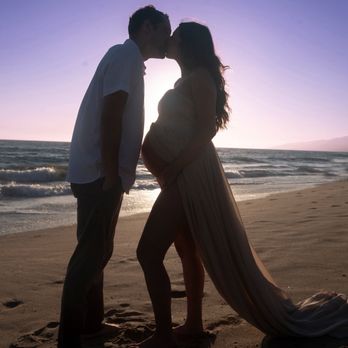 A La Mode Photo - Magical silhouette photo on the beach, 35 weeks pregnant - Session Photography Near Me - Santa Monica, California A La Mode Photo - Magical silhouette photo on the beach, 35 weeks pregnant - Session Photography Near Me - Santa Monica, California