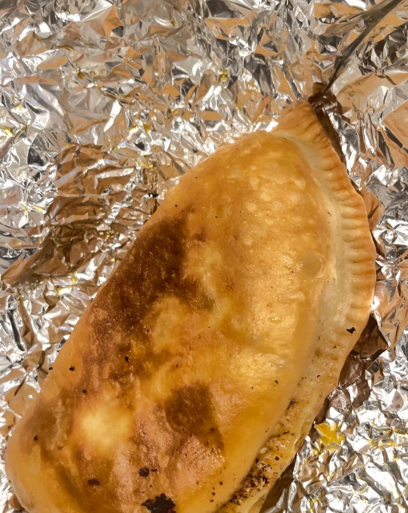 Empanada Haitiana Aquí Logo