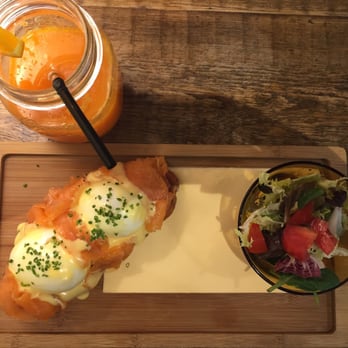 Chicha Limoná - Huevos benedictinos con salmón ahumado - Catalan Near Me - Barcelona, B