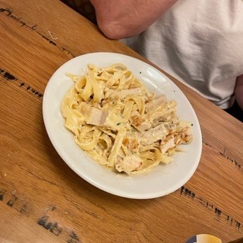 Olive Garden Italian Restaurant - Surprisingly small bowl of Fettuccini Alfredo with Chicken for an up charge. - Italian Near Me - St. George, Utah Olive Garden Italian Restaurant - Surprisingly small bowl of Fettuccini Alfredo with Chicken for an up charge. - Italian Near Me - St. George, Utah