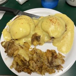 Ruston's Diner - Eggs Benedict with grilled home fries