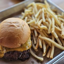 Miller's Smokehouse - House Cheeseburger Basket