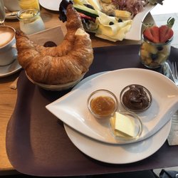 Feinsinn - Bioladen & Genussküche - "Bio-Verführung" für mich: Zwei Croissants, Obst, Butter, Marmelade, Nuss-Nougat-Creme und dazu einen großen Cappuccino