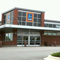 ALDI - Front of the store as you turn in