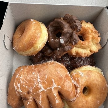 Queen's Donut - So Fresh! 2/2024 - Donuts Near Me - Lawndale, California Queen's Donut - So Fresh! 2/2024 - Donuts Near Me - Lawndale, California
