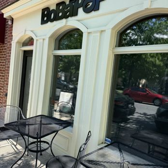BoBaPoP Tea Bar - Kentlands - View from the sidewalk and outdoor seating - Bubble Tea Near Me - Gaithersburg, Maryland