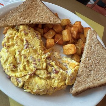 Junior's Restaurant & Bakery - Foxwoods - Corned beef hash omelette - American Near Me - Mashantucket, Connecticut