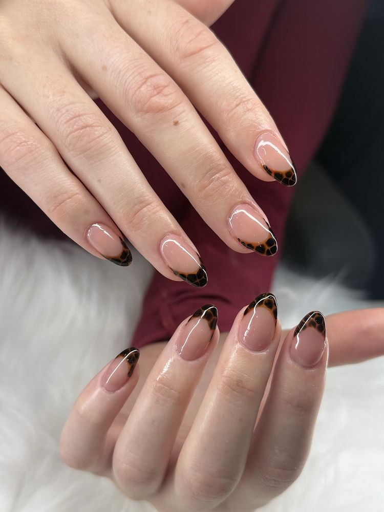 November Nails & Spa Logo