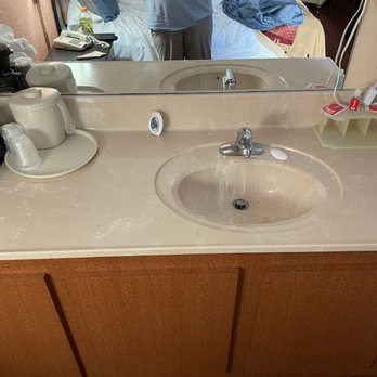 Econo Lodge - Sink is inside the room and has a really bright light above it - Hotels Near Me - Rocky Top, Tennessee Econo Lodge - Sink is inside the room and has a really bright light above it - Hotels Near Me - Rocky Top, Tennessee