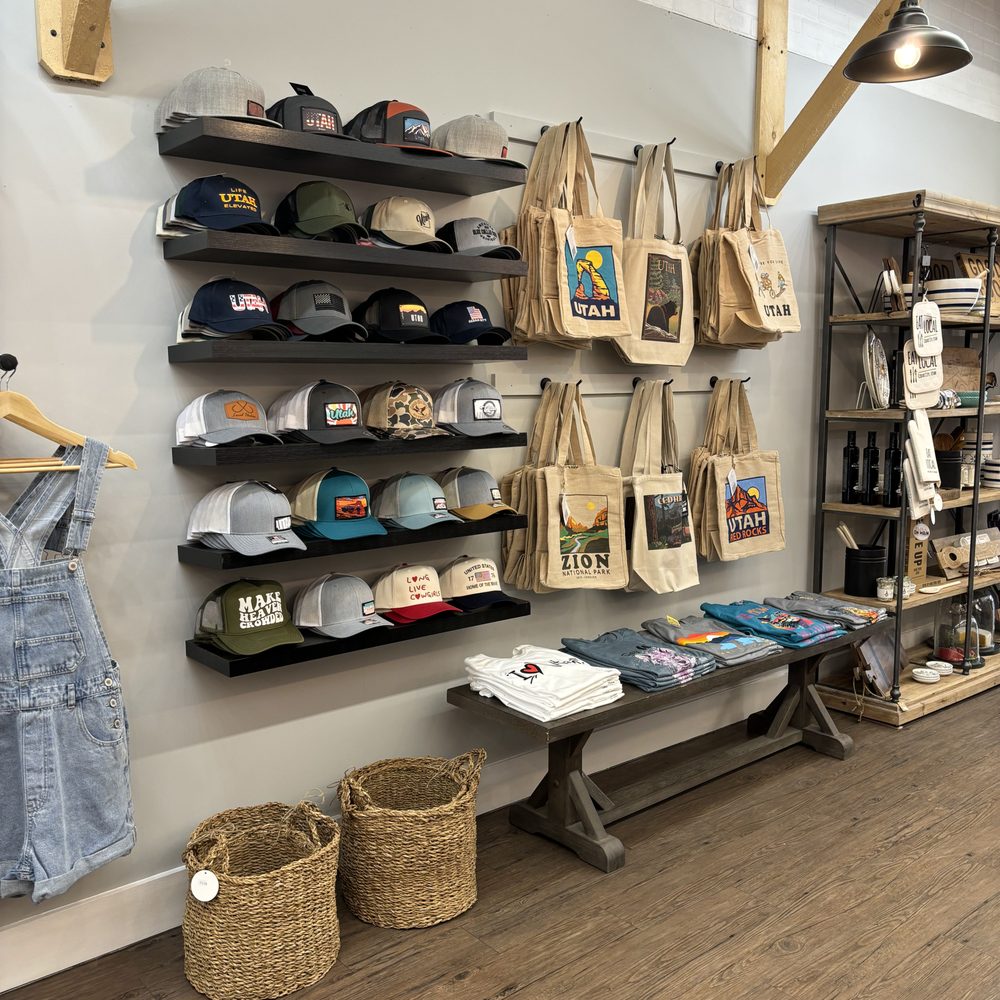 【あかずきんさん専用】Custom Souvenir Shop ROAD Unique Gift Shop in Ketchikan, Alaska: Take the Adventure