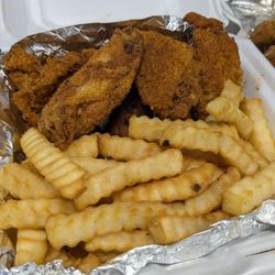 Chicken Shack Express - Dry rubbed wings and crinkle cut fries