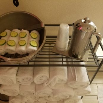 Blue Harmony Spa - Cold towels and cucumbers for eyes outside sauna - Day Spas Near Me - Orlando, Florida