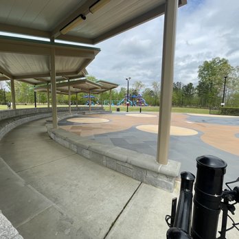 EE Robinson Park - Interactive fountain - Pickleball Near Me - Sugar Hill, Georgia