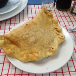 Mercado Puerto - Empanada de machas con queso. Buena.