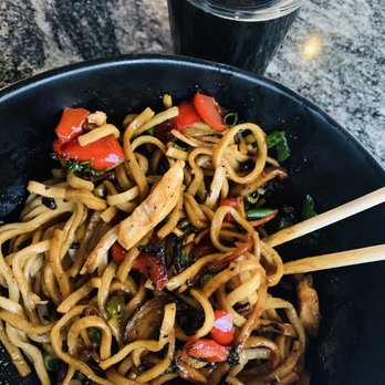 Table Six Kitchen + Bar - Lo Mein bowl with chicken   Maize Valley porter - New American Near Me - North Canton, Ohio