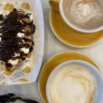 Fluffy Fluffy Dessert Cafe - Cookies and Cream Croffle with Caramel and Nutella Latte - Desserts Near Me - Duluth, Georgia