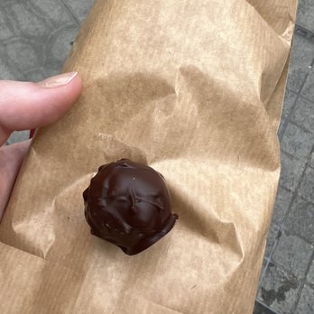 AUER Chocolatier - Dark chocolate truffle - Chocolatiers & Shops Near Me - Geneva, GE AUER Chocolatier - Dark chocolate truffle - Chocolatiers & Shops Near Me - Geneva, GE