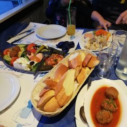 Grieks Restaurant Plato - Voorgerecht voor 2 personen, inktvisringen en gehaktballen. Zo, zooohoo lekker