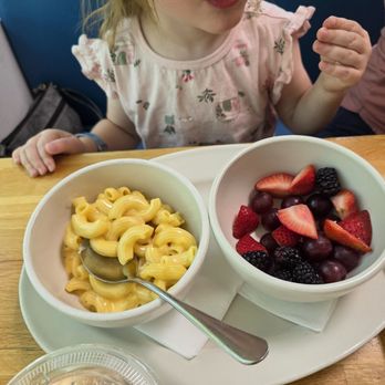 Welcome Diner - Mac and cheese with a generous serving of fresh fruit for our granddaughter - Diners Near Me - Phoenix, Arizona Welcome Diner - Mac and cheese with a generous serving of fresh fruit for our granddaughter - Diners Near Me - Phoenix, Arizona