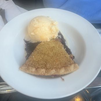 Side Street Cafe - Blueberry pie with ice cream - American Near Me - Bar Harbor, Maine