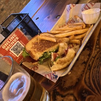Ski Inn Taphouse Hotel - BLT no T - Hotels Near Me - Sisters, Oregon Ski Inn Taphouse Hotel - BLT no T - Hotels Near Me - Sisters, Oregon