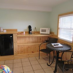 Island Inn - Rooms with 1 queen have table and 2 chairs.