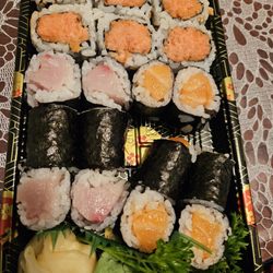 DINER'S HAVEN - Lunch 3 rolls, spicy tuna, salmon, yellowtail
