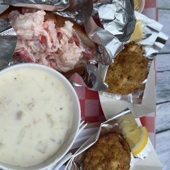 James Hook & Co - Large Lobster Roll with Butter Lobster Roll with Mayo Crabcakes Clam chowder - Seafood Near Me - Boston, Massachusetts