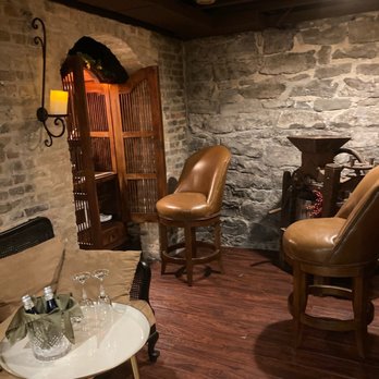 Historic Webster House - Sitting area by steps - Bed & Breakfast Near Me - Bay City, Michigan