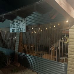 A & M Pizza - Outdoor patio