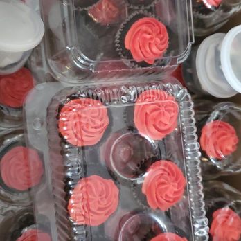 Sweet Life Cupcakes - Individually packaged cupcakes on the bottom, the extras are on top in the same container. - Cupcakes Near Me Sweet Life Cupcakes - Individually packaged cupcakes on the bottom, the extras are on top in the same container. - Cupcakes Near Me