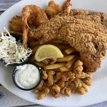 Monty’s Lighthouse - Crawfish tails, shrimp, fish, chicken tenders - Sports Bars Near Me - Montgomery, Texas