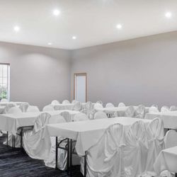 AmericInn by Wyndham Pella - Meeting Room