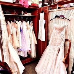 Prissy Peacock Consignment - "Pretty vintage dresses"