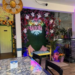 The painting in the wall it's alluding the traditional jaguar fur colors of this revered ancient god of the Mexican culture!