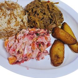 Sabores Latinos - Amigos, vengan a probar algunas especialidades colombianas solo los sábados y domingos. Plato de bistec de ternera, plato de ternera desmech