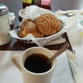 El Mesquite - Mexican sweet bread while we wait for our food. So far, quite pleased. - Mexican Near Me - Brownsville, Texas