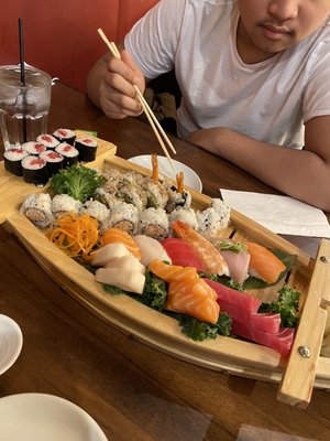MAKI SUSHI BAR & GRILL by null
