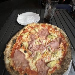 Trattoria Libau - Pizza eating outside