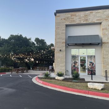 Foodistaan - Outdoor seating - Breakfast & Brunch Near Me - Cedar Park, Texas