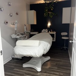 Shine On Gentlemen's Salon & Spa - Facial room