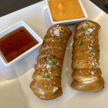 Vantage Point Brewing - Pretzel Appetizers w/Spicy Honey & Beer Cheese Sips - Breweries Near Me - Coeur d'Alene, Idaho Vantage Point Brewing - Pretzel Appetizers w/Spicy Honey & Beer Cheese Sips - Breweries Near Me - Coeur d'Alene, Idaho