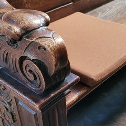 Verschiedene Schnitzereien an den Bänken